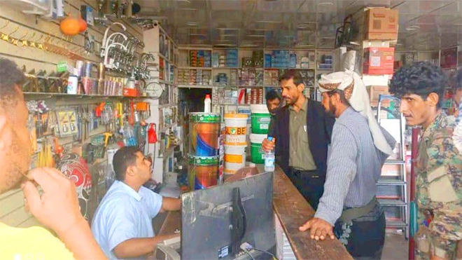 مدير أمن خنفر يشرف على تركيب الكاميرات ومتابعة الأسعار